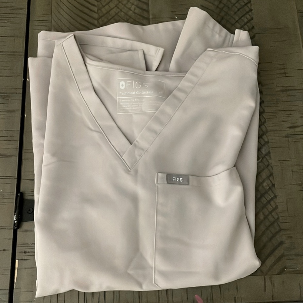 Figs scrub top